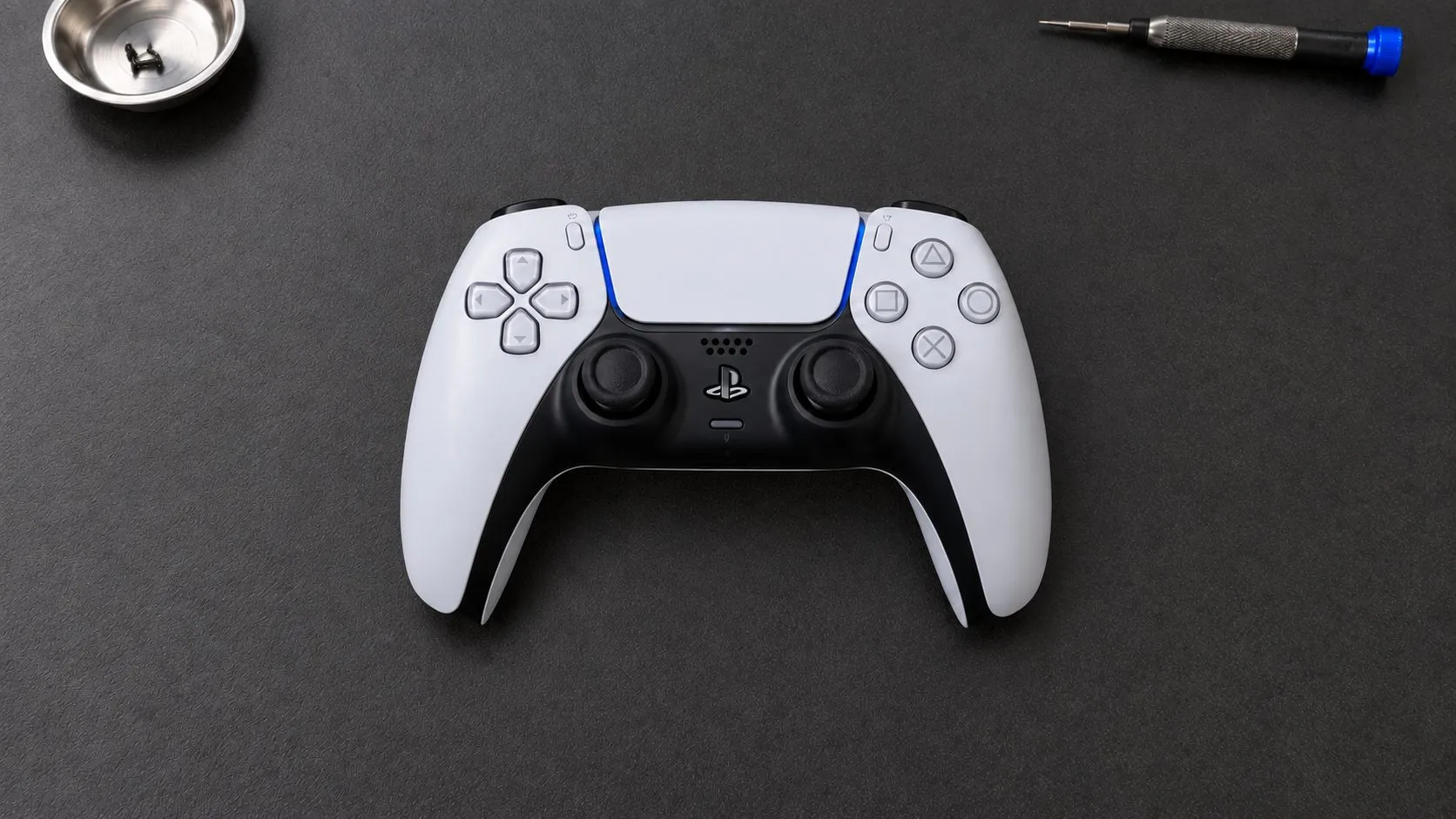 El mismo control blanco de PlayStation 5 ensamblado; recreación ilustrativa