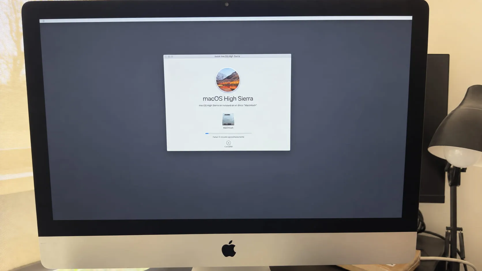 iMac durante la instalación de macOS High Sierra, antes de completar el software