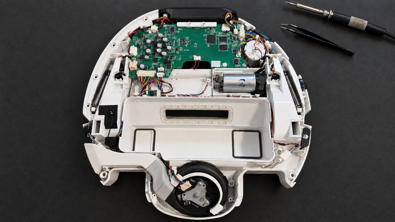 La misma aspiradora robot con la conexión reparada y el cable ordenado; recreación ilustrativa